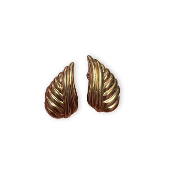 ⭐️3/$25⭐️ Vintage Gold Tone Leaf Clip On Earrings - Picture 1 of 3
